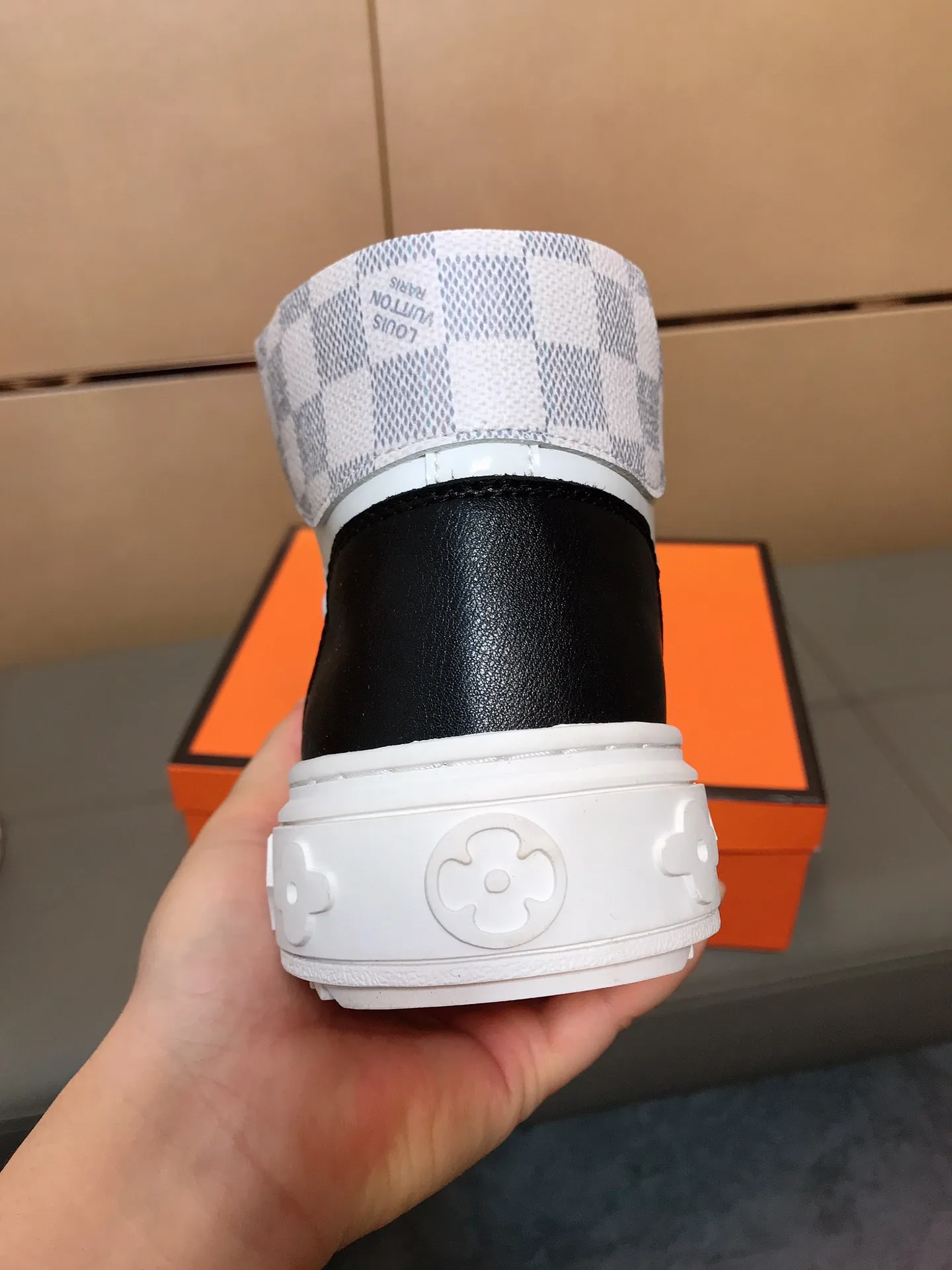 Factory price 400 👟👟🤝 (LV Louis Vuitton) New Korean style high-top casual shoes for men [Proud] hot style, imported cowhide with original printing, genuine leather lining, wear-resistant and non-slip rubber outsole. If you are still worried about wearing matching shoes, then these shoes are your best choice! Code number: 38-44